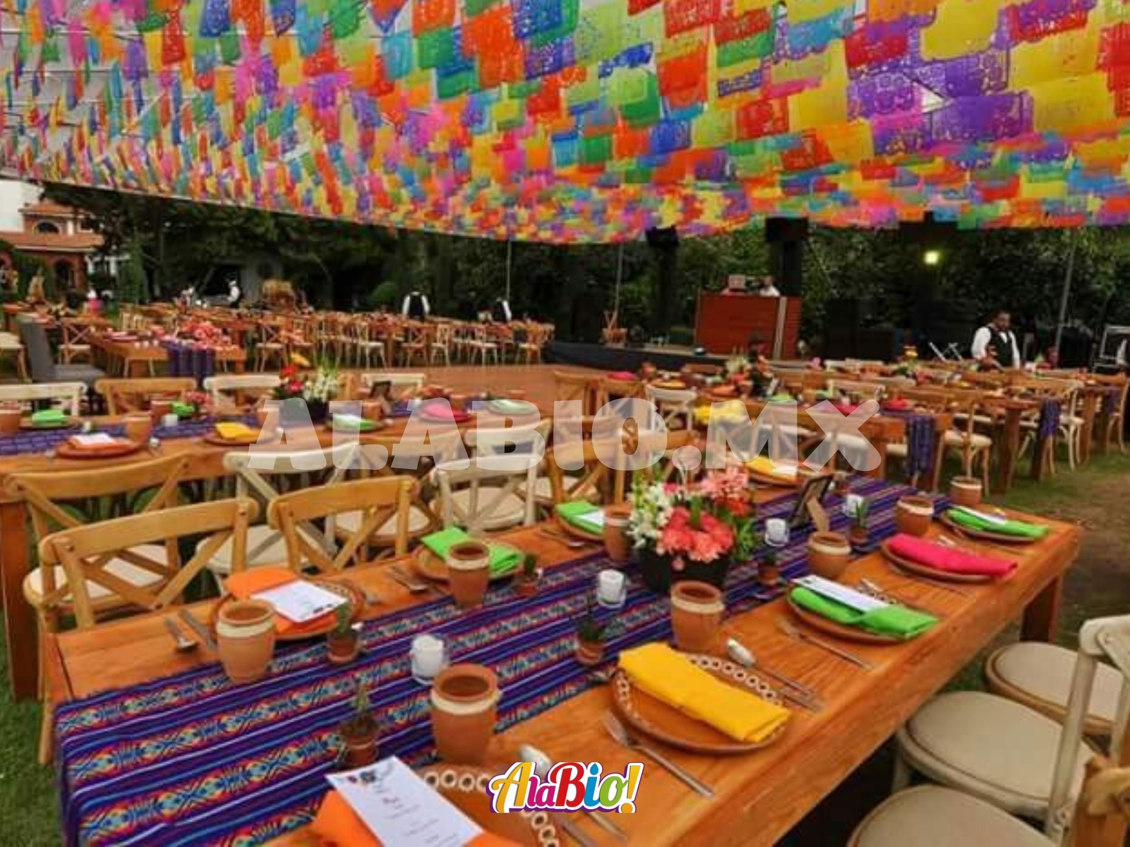 Bajo platos y floreros - Renta de mobiliario para eventos en Mexicali
