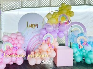 Escenario con decoración con globos